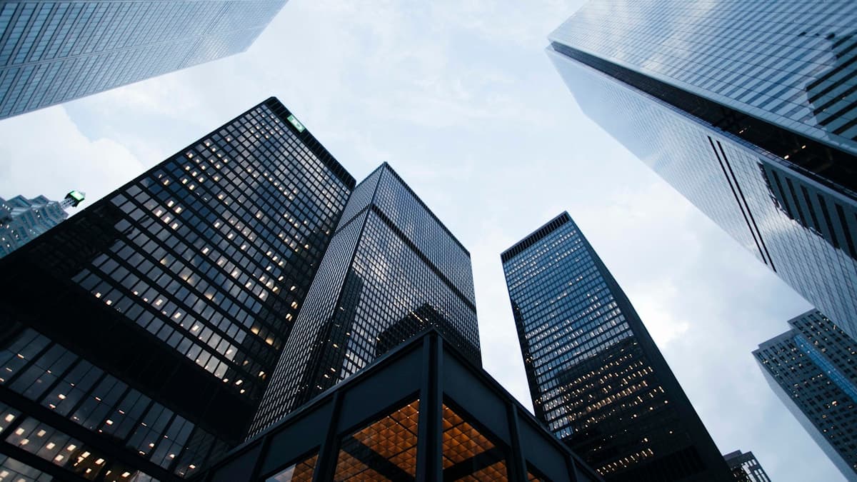 La Fed maintient une posture prudente : impact sur le dollar et les indices
