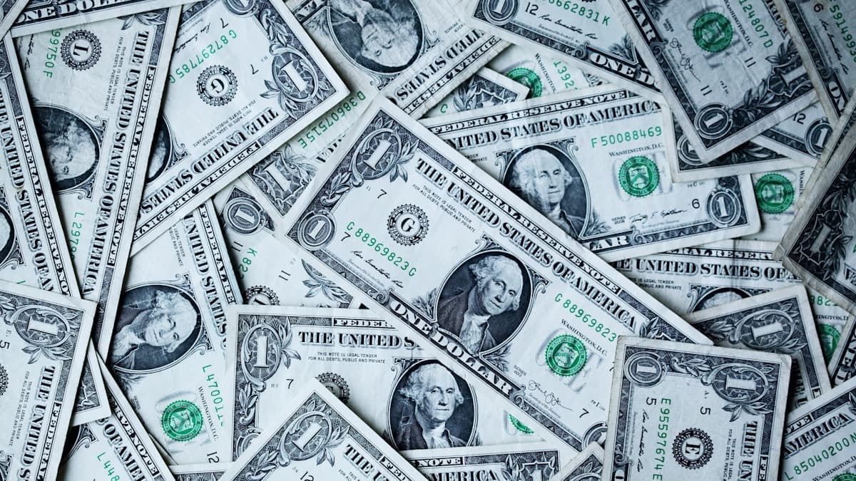 La Fed maintient une posture prudente : impact sur le dollar et les indices