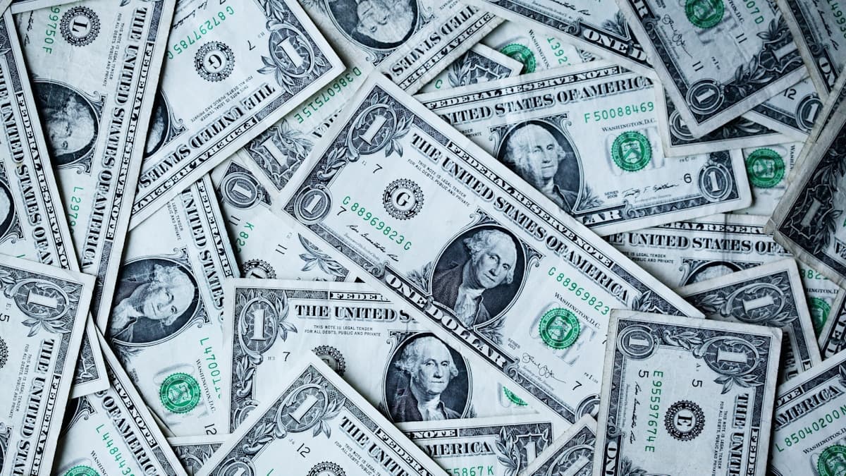 La Fed maintient une posture prudente : impact sur le dollar et les indices