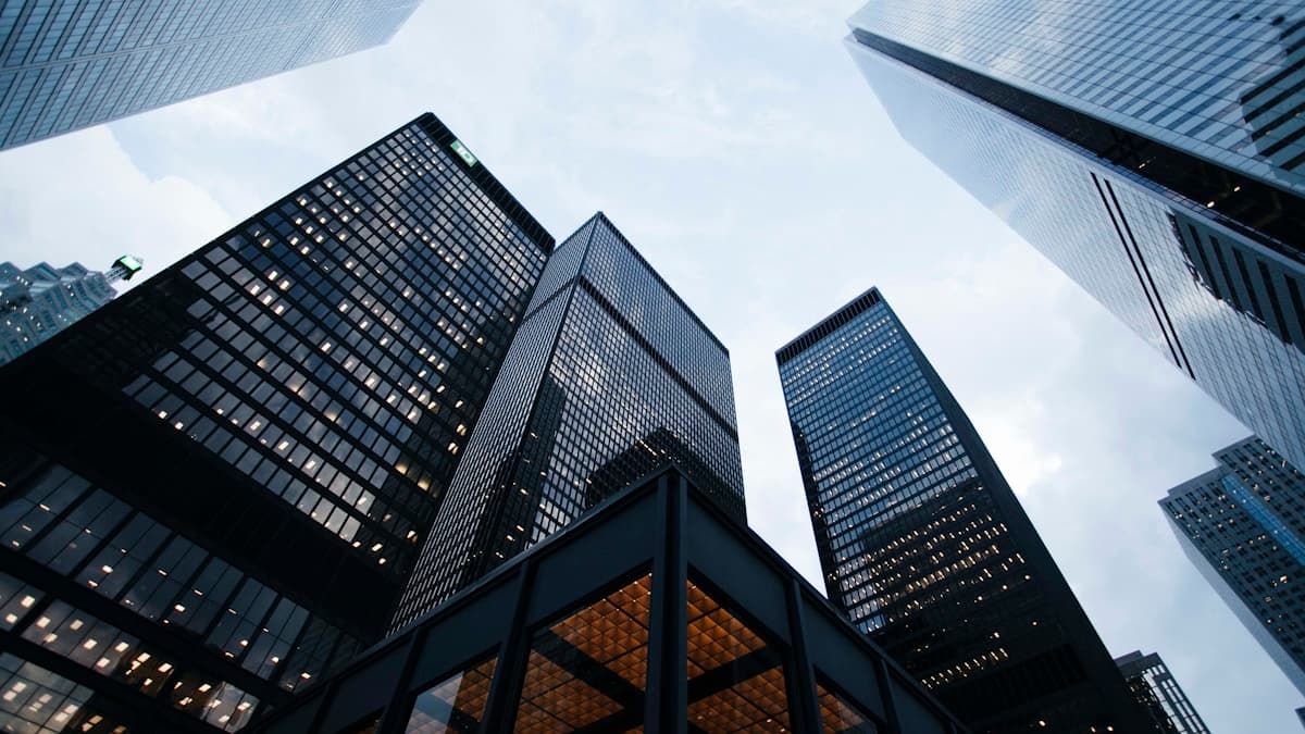 La Fed maintient une posture prudente : impact sur le dollar et les indices